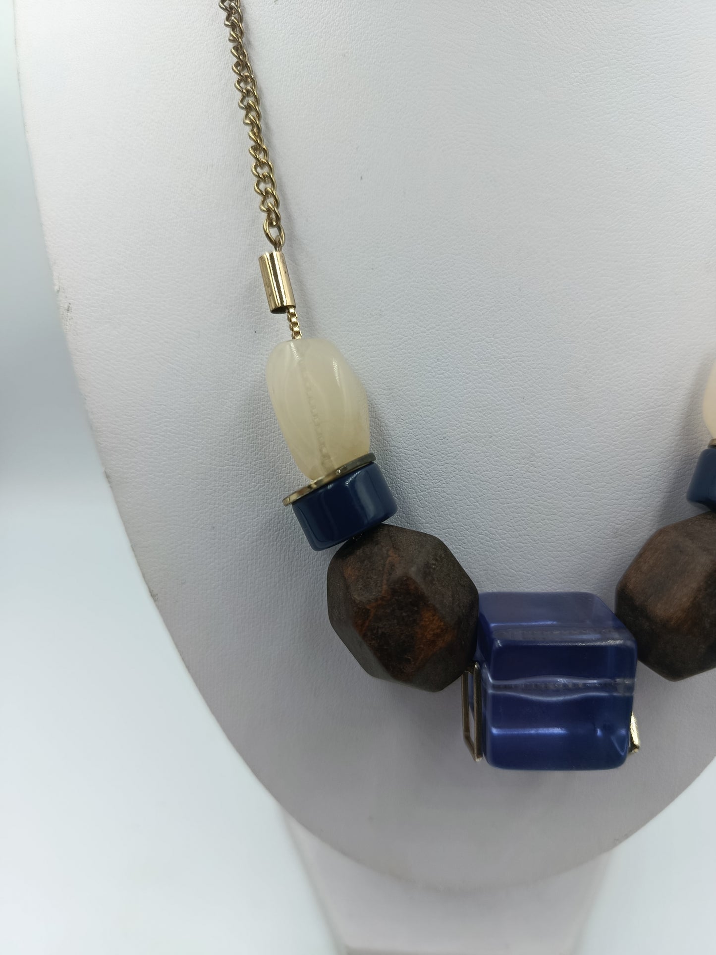 Modische Halskette mit großen Holz und Kunststoffelementen