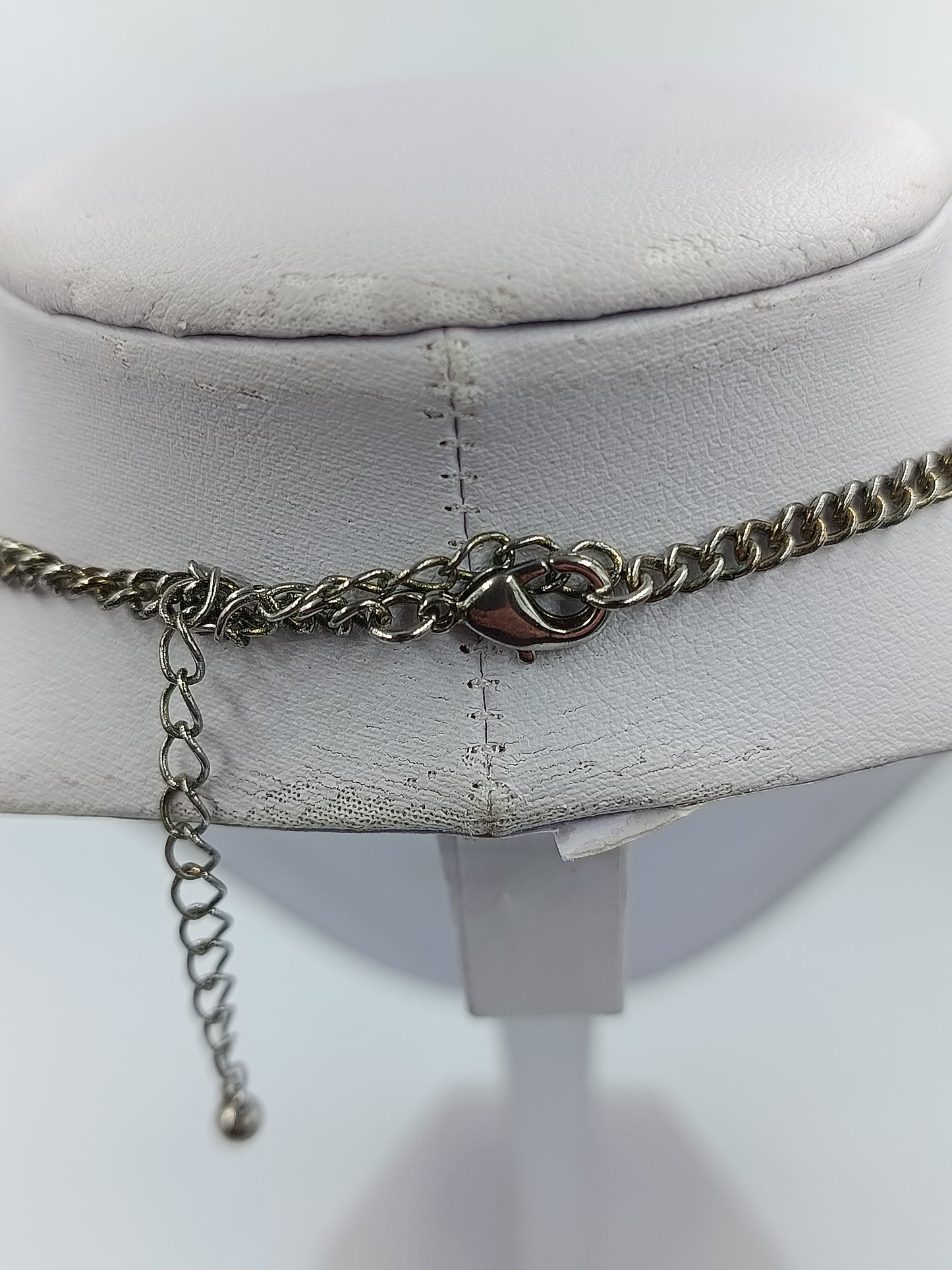 Modische Halskette mit großen Holz und Kunststoffelementen