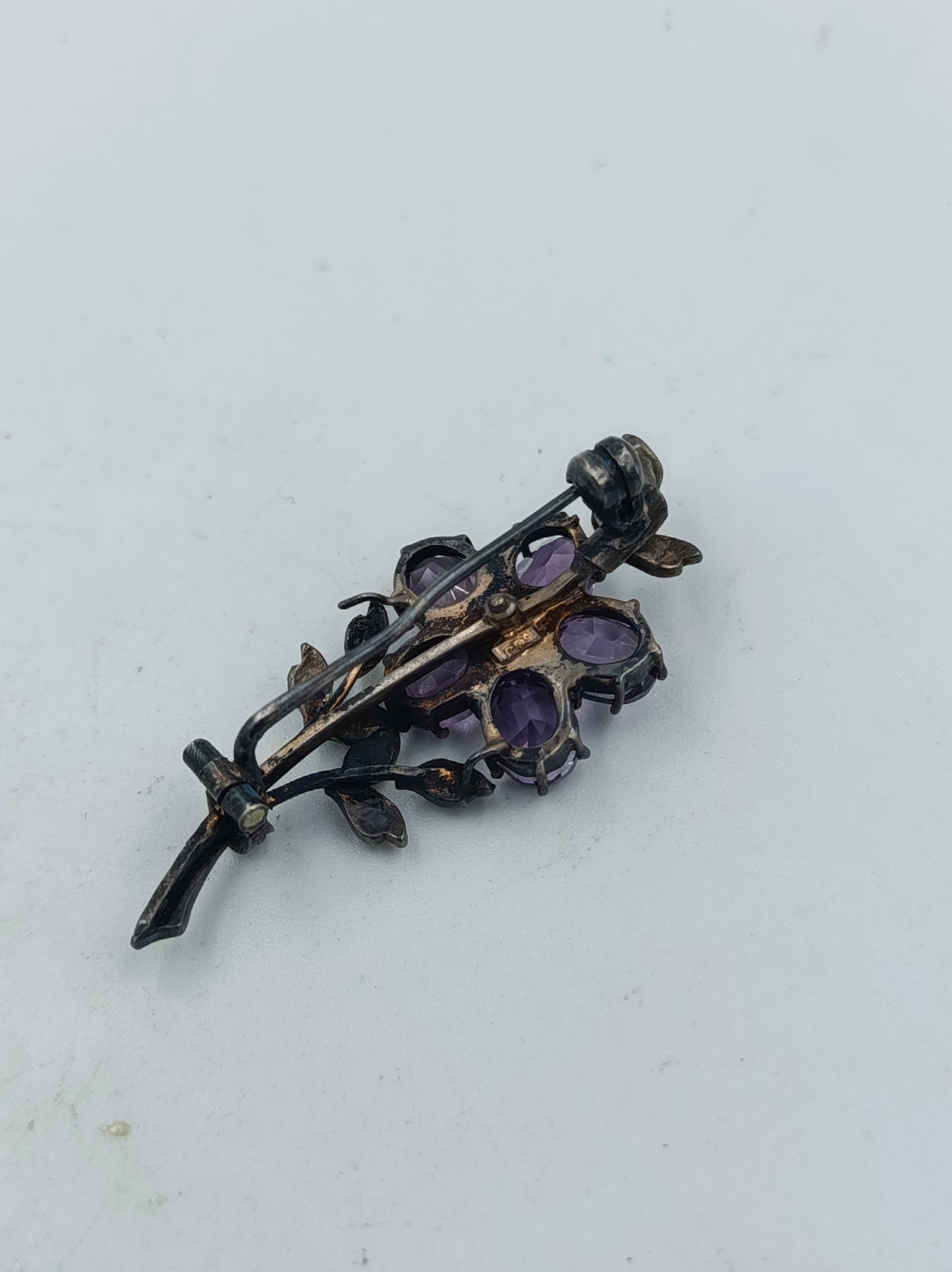 Antike Brosche mit violetten Steinen und kleinen Perlen