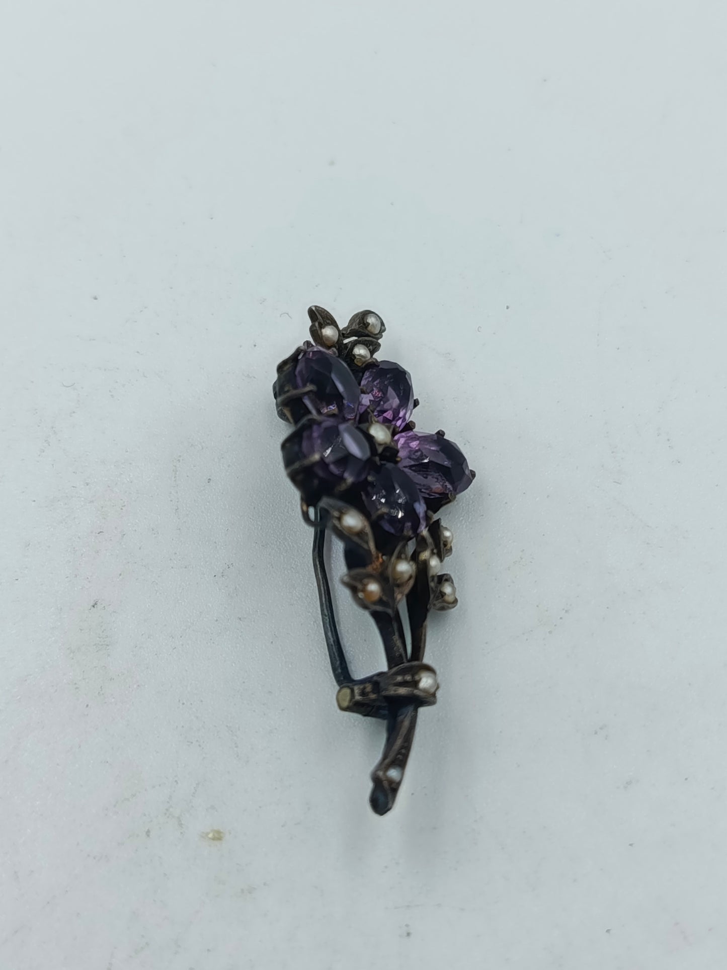 Antike Brosche mit violetten Steinen und kleinen Perlen