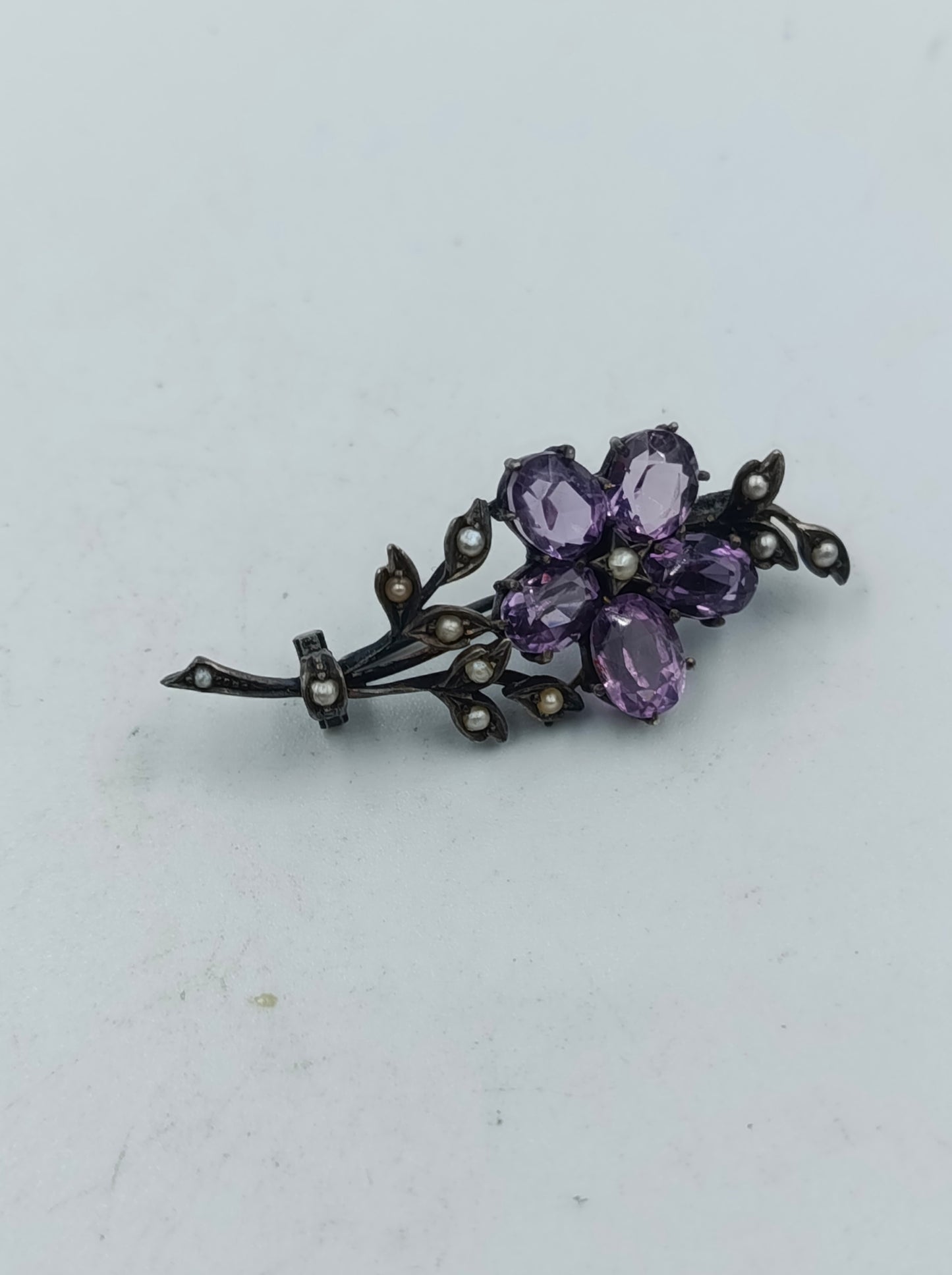 Antike Brosche mit violetten Steinen und kleinen Perlen