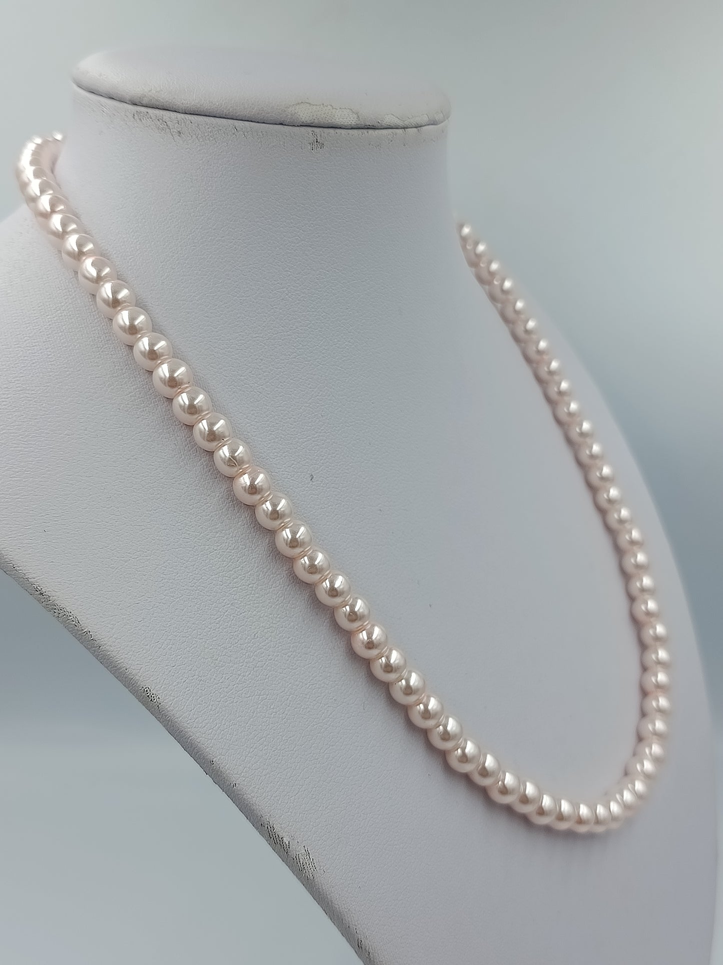 Klassische Perlenkette in zartem Roséton