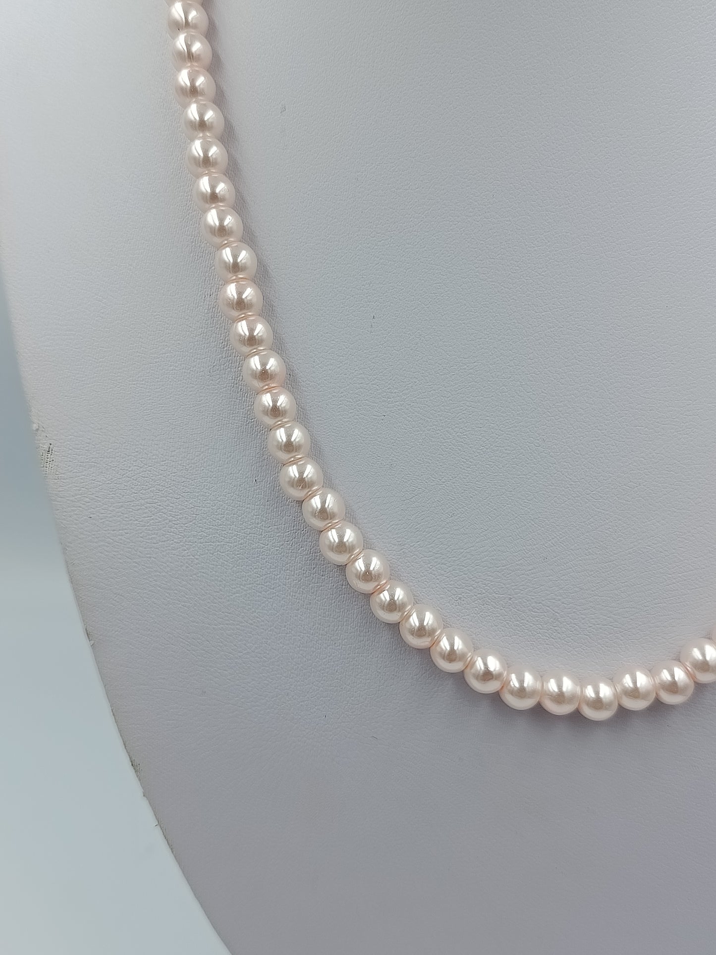 Klassische Perlenkette in zartem Roséton