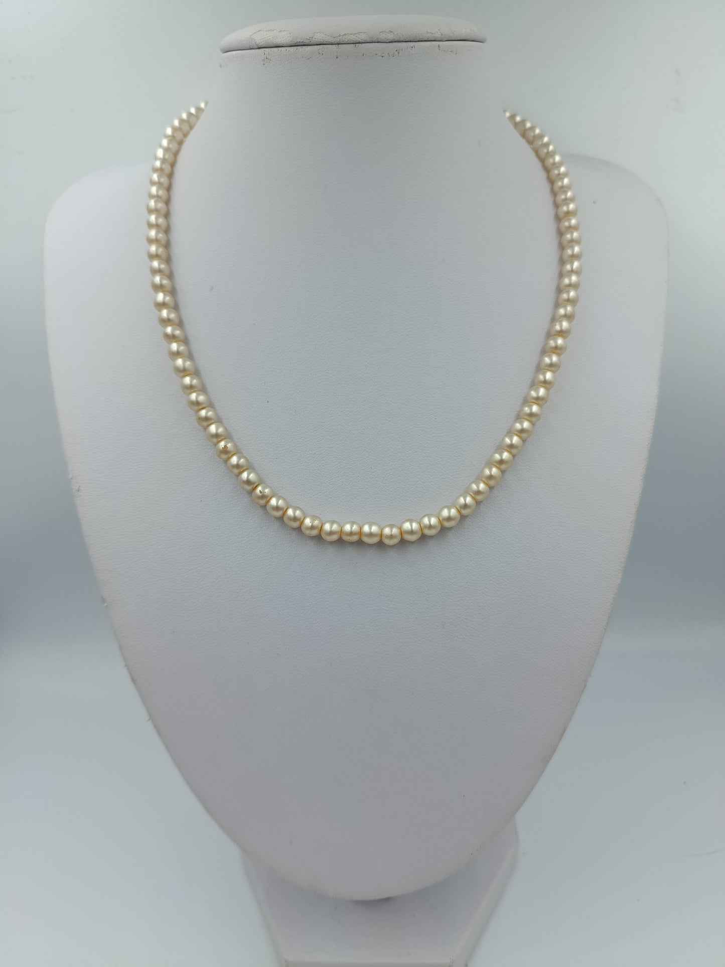 Klassische Perlenkette in Cremeweiß