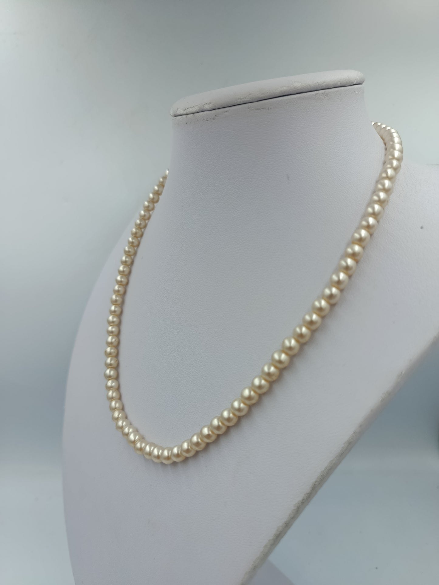 Klassische Perlenkette in Cremeweiß