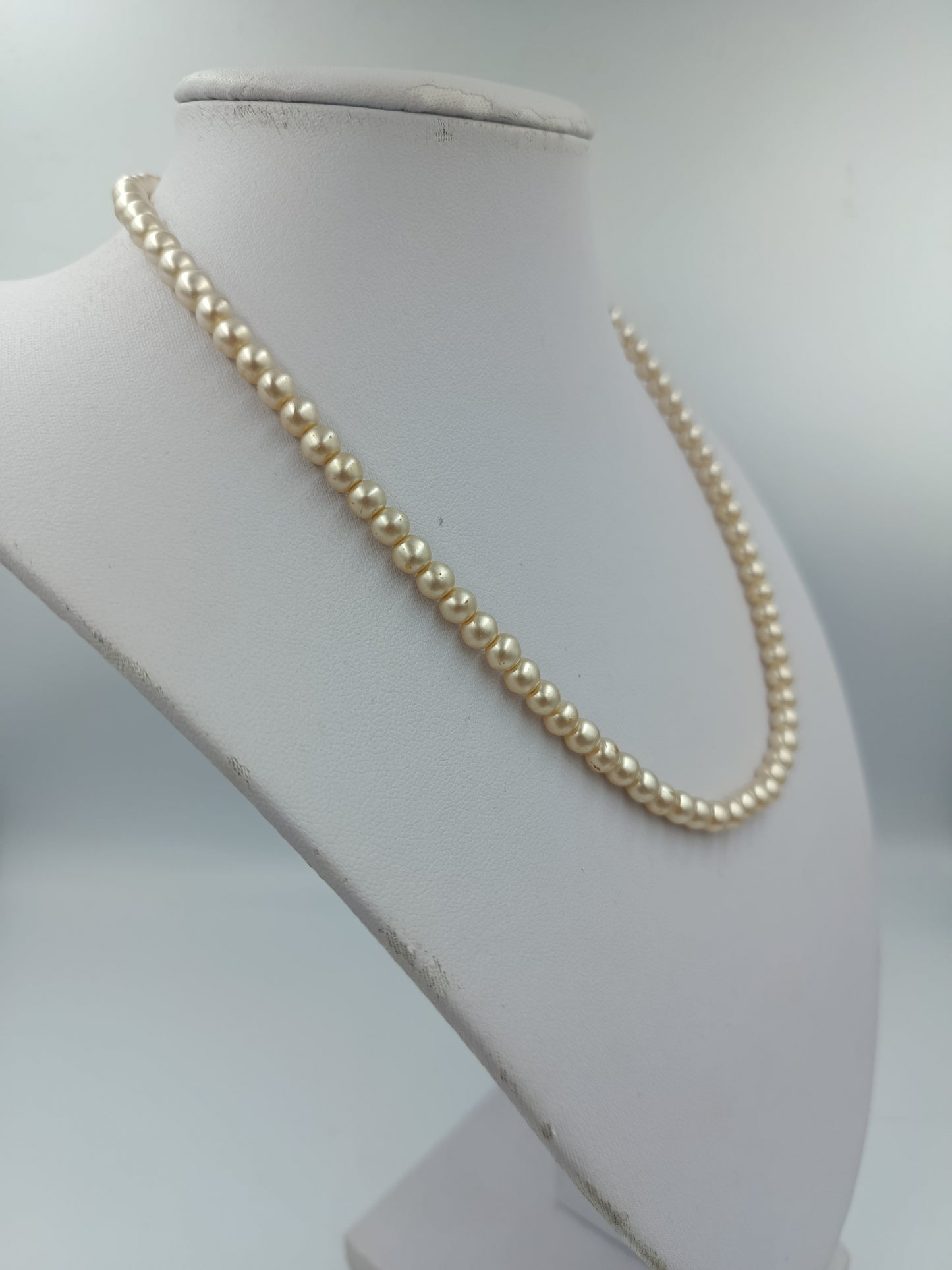 Klassische Perlenkette in Cremeweiß