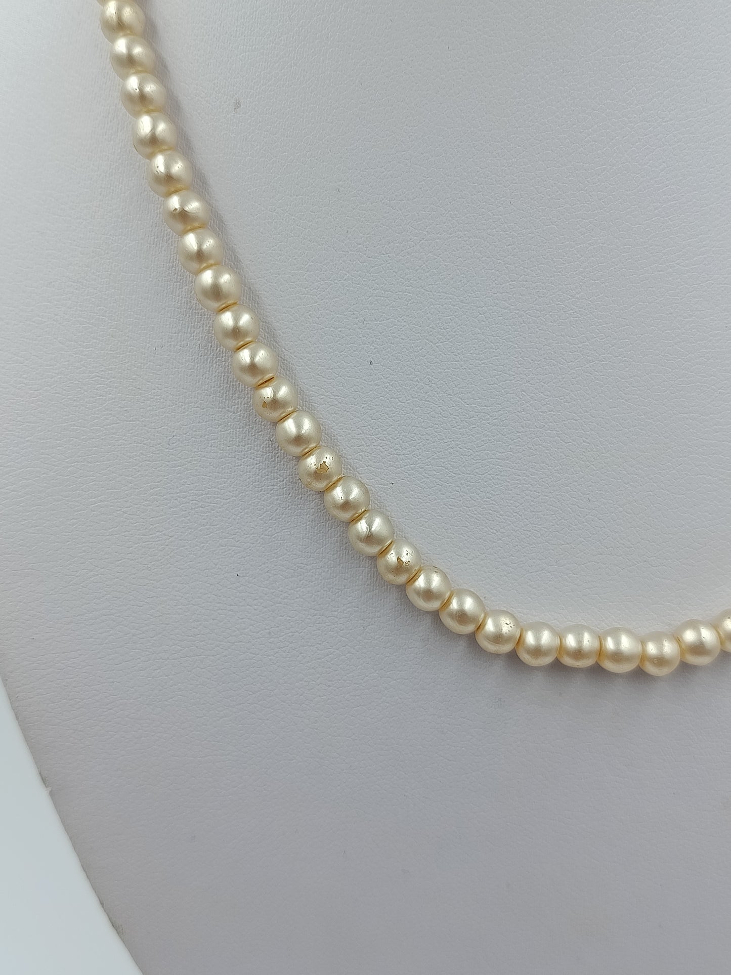 Klassische Perlenkette in Cremeweiß