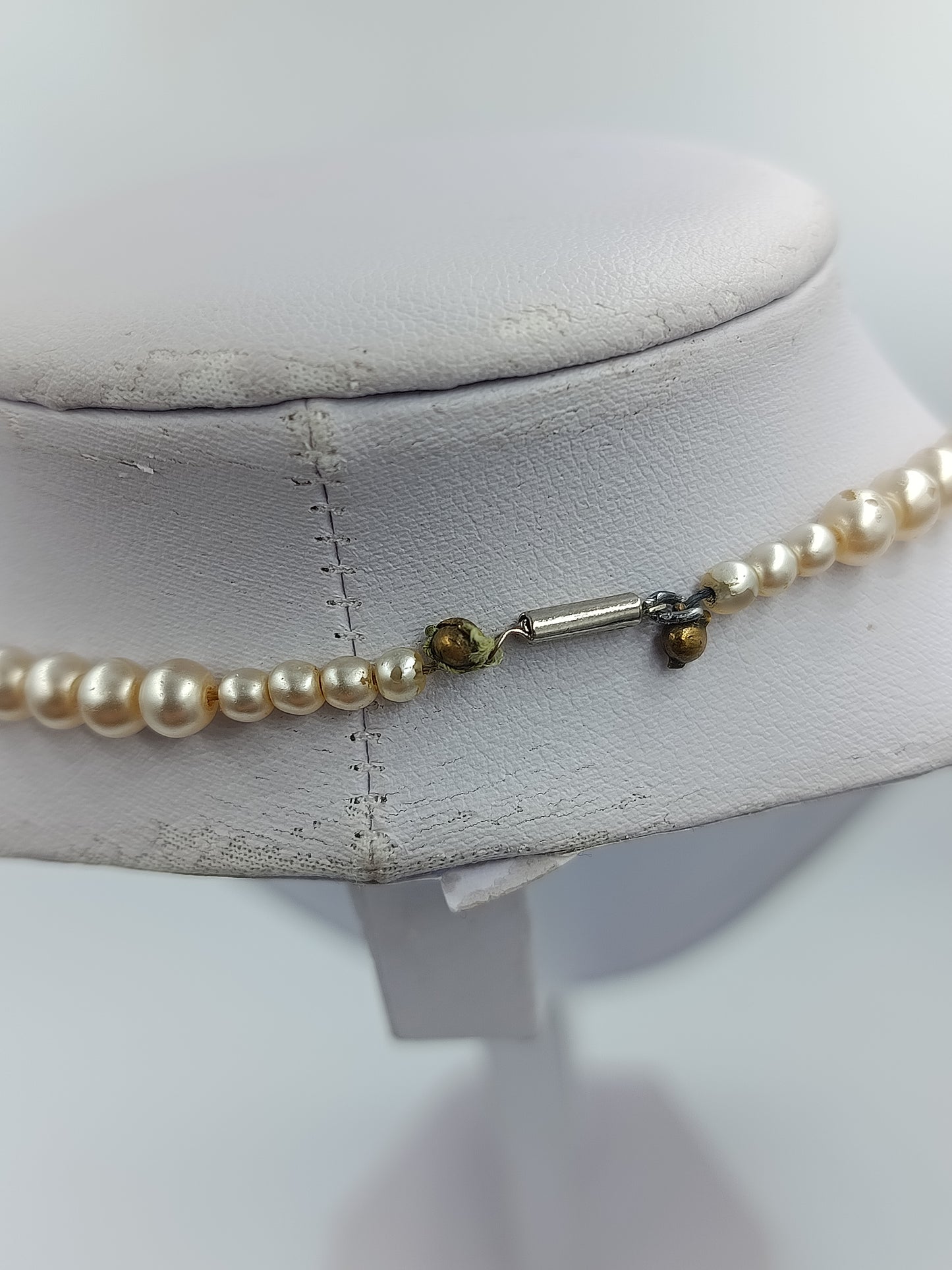 Klassische Perlenkette in Cremeweiß