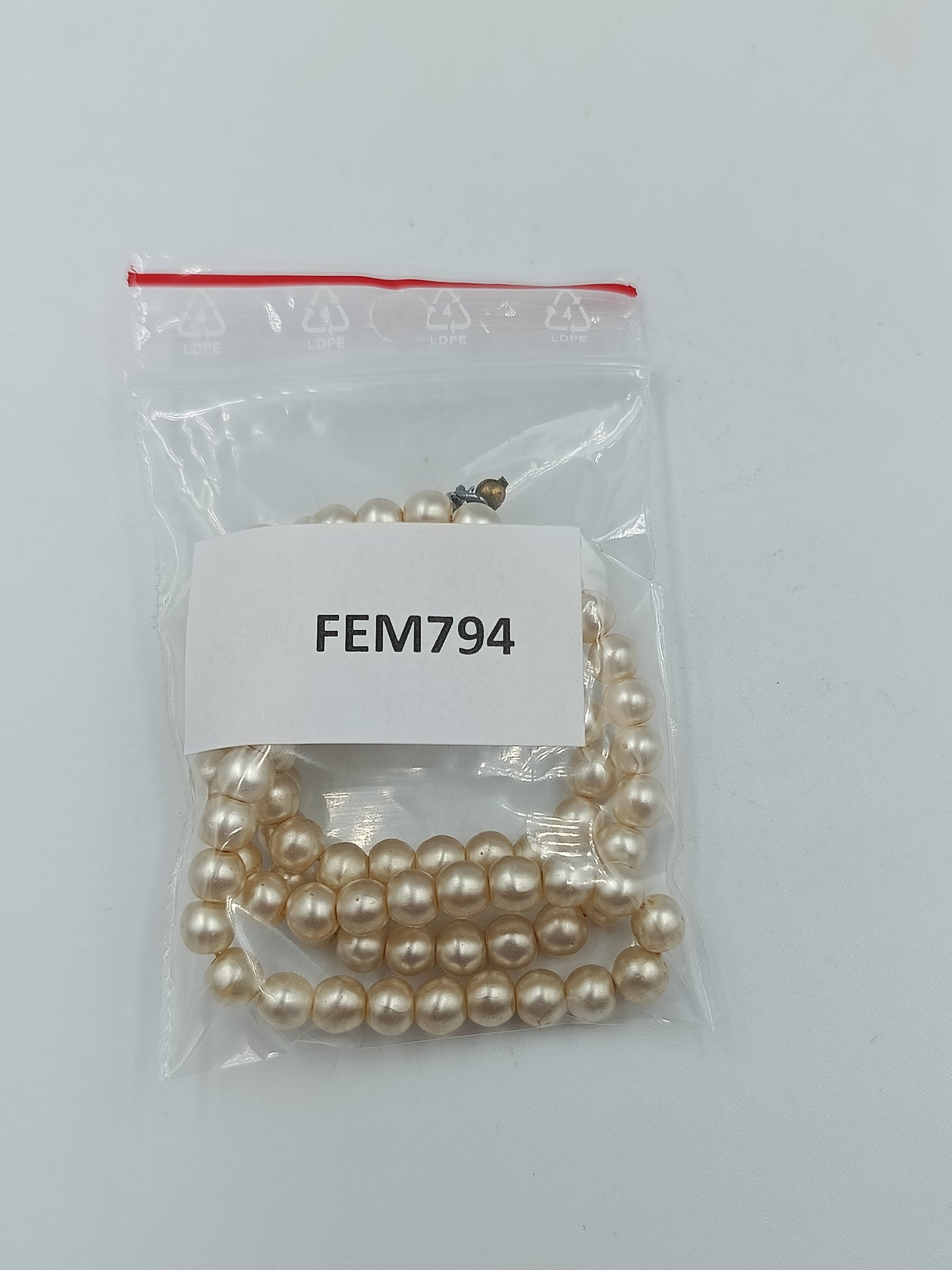 Klassische Perlenkette in Cremeweiß