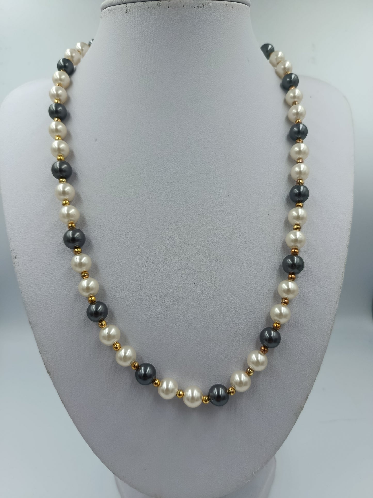 Zweifarbige Perlenkette mit goldfarbenen Akzenten
