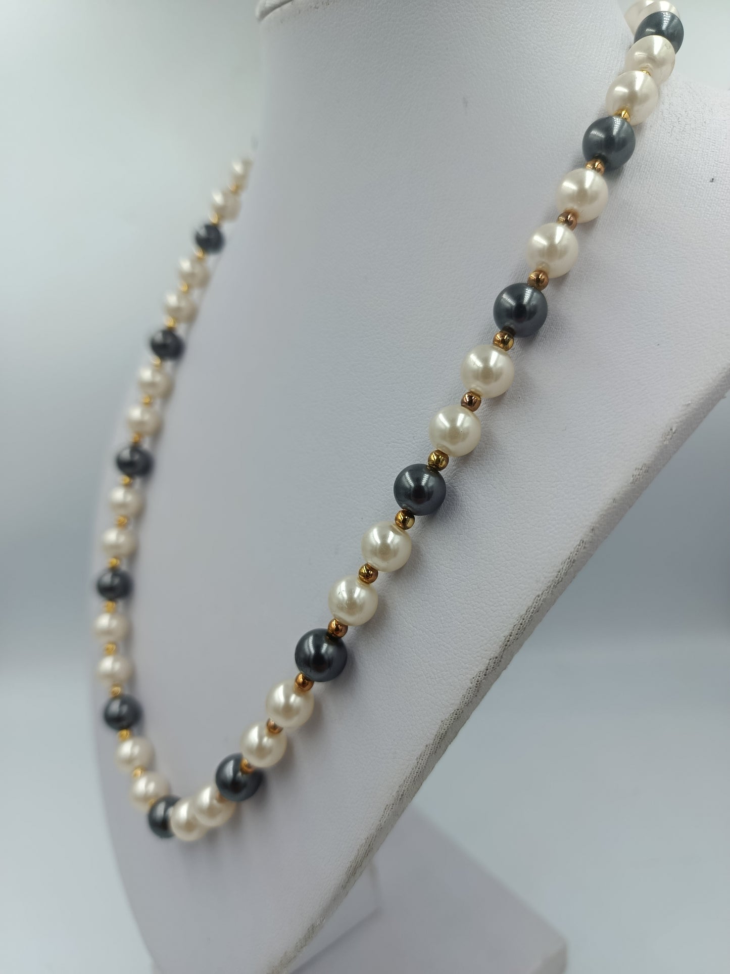 Zweifarbige Perlenkette mit goldfarbenen Akzenten