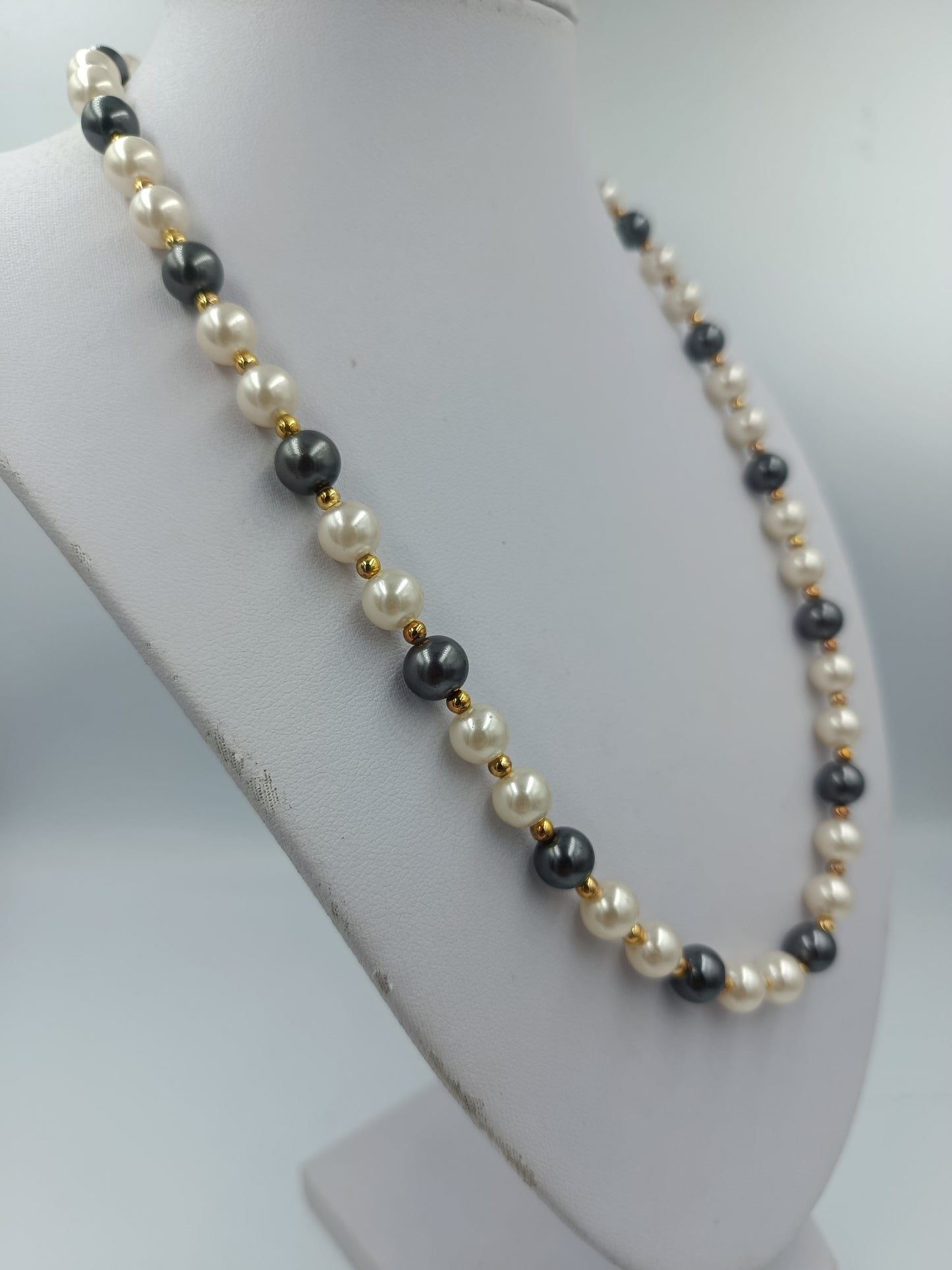Zweifarbige Perlenkette mit goldfarbenen Akzenten