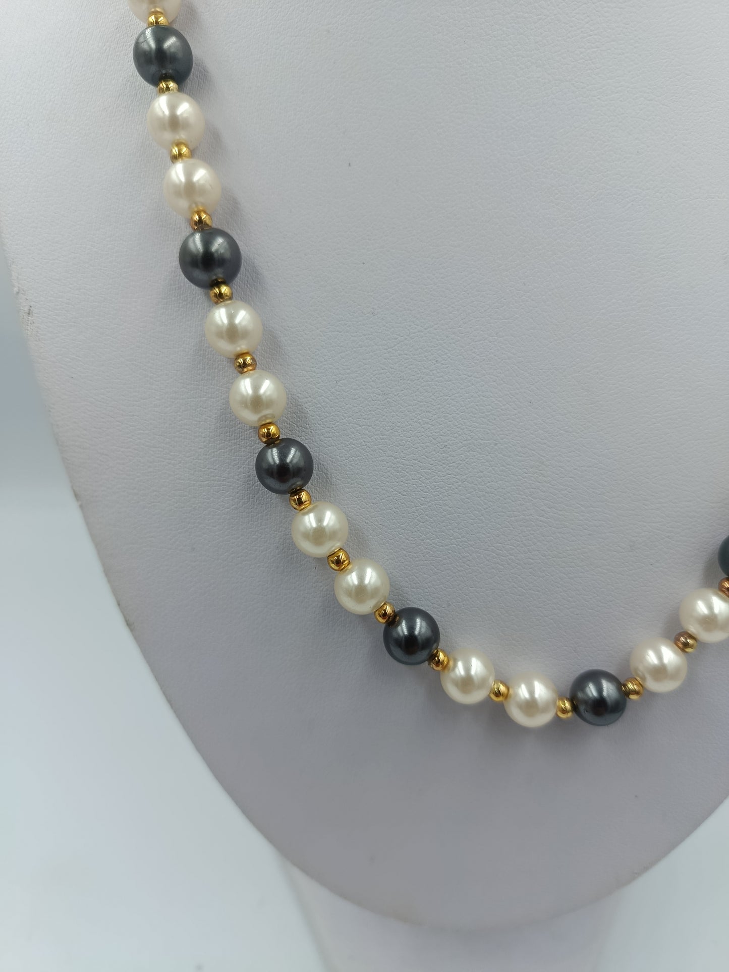 Zweifarbige Perlenkette mit goldfarbenen Akzenten