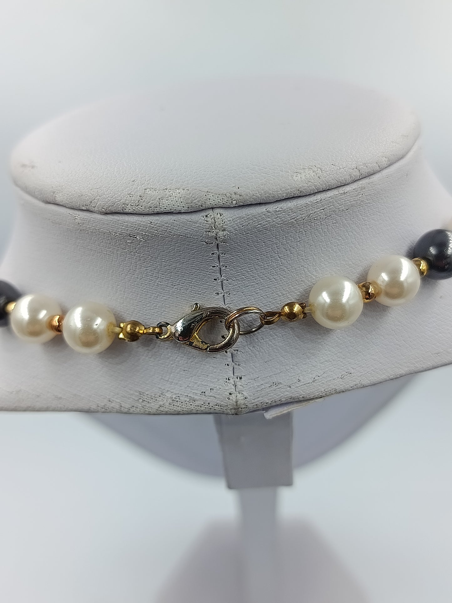 Zweifarbige Perlenkette mit goldfarbenen Akzenten