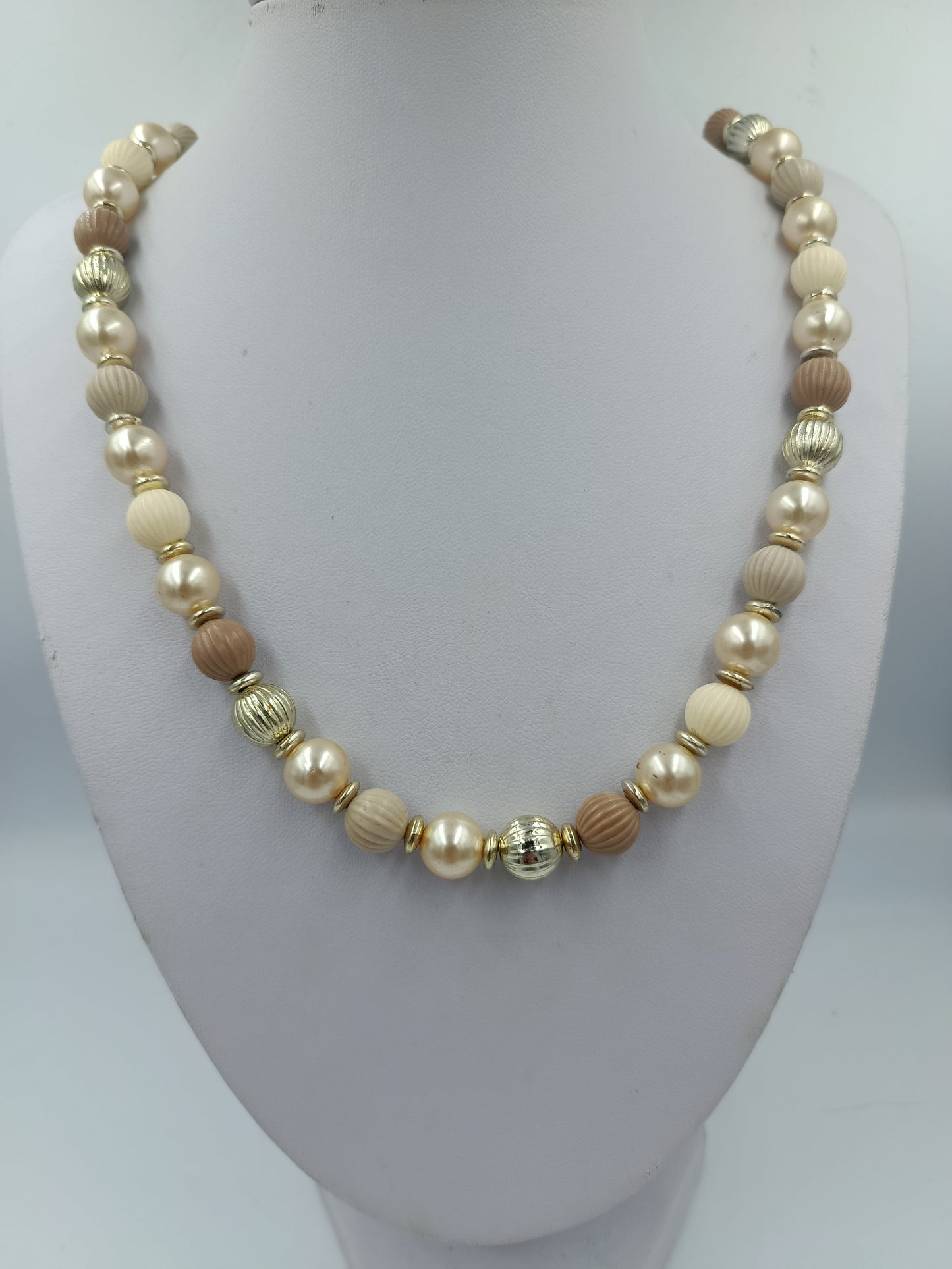 Elegante Perlenkette in Beige und Goldtönen