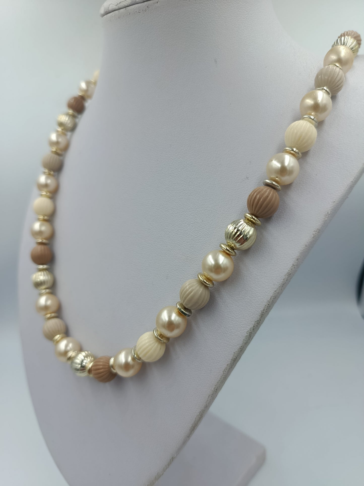 Elegante Perlenkette in Beige und Goldtönen