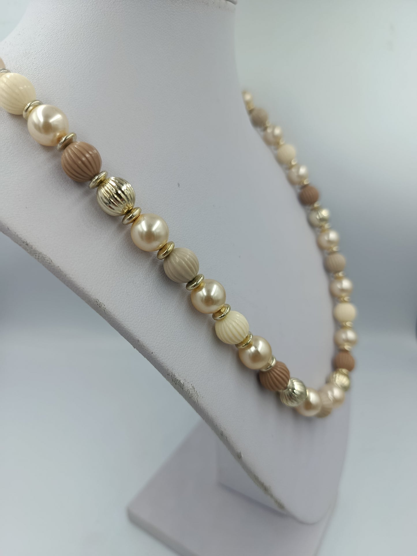 Elegante Perlenkette in Beige und Goldtönen
