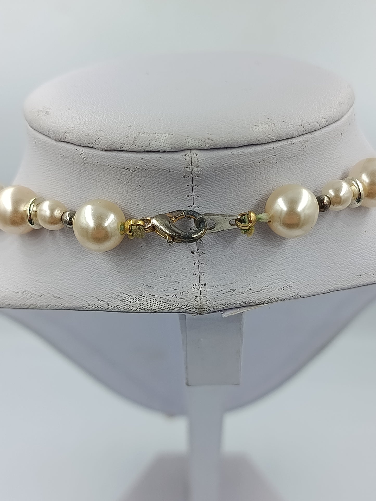 Elegante Perlenkette in Beige und Goldtönen