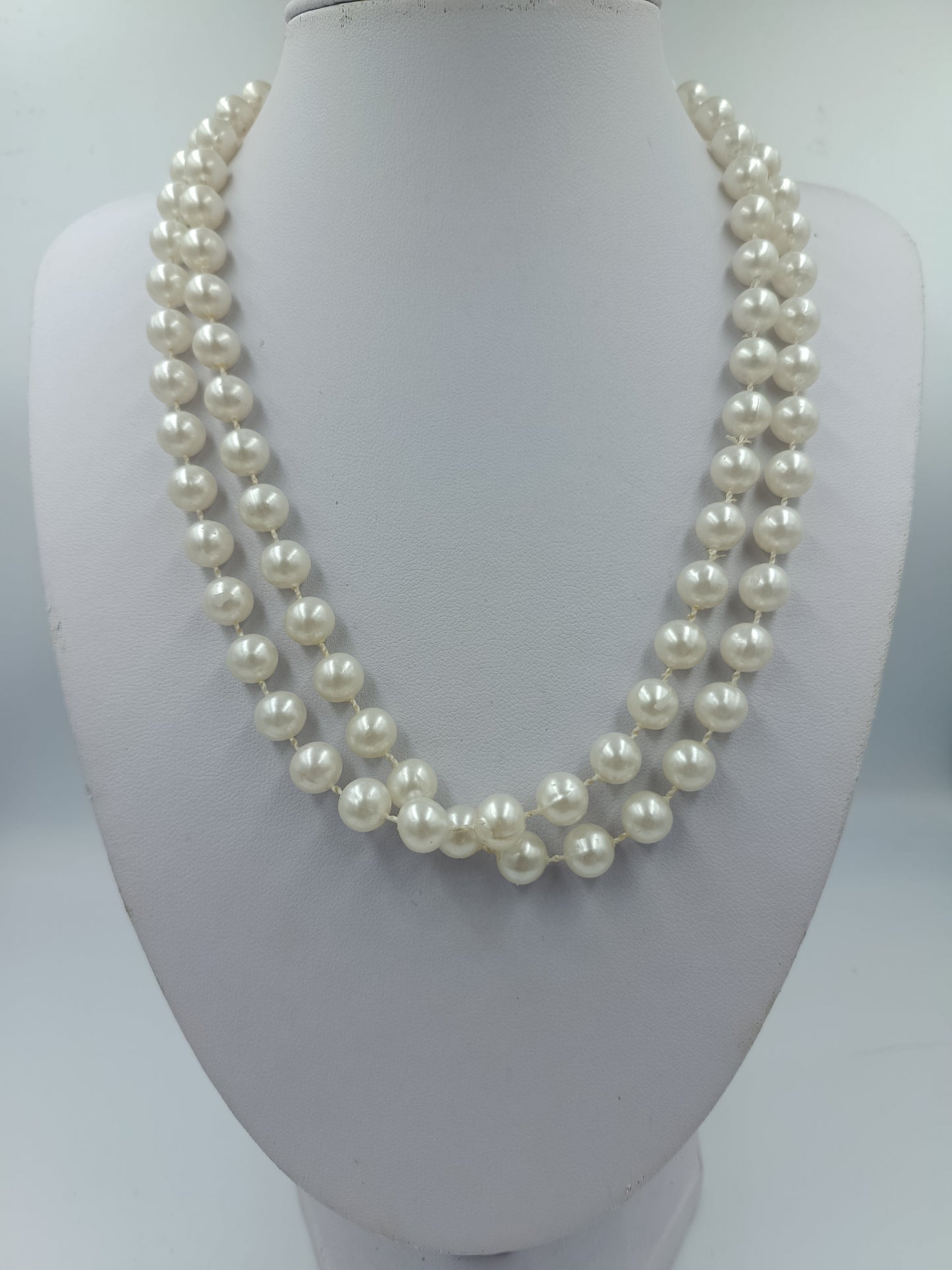 Zweireihige Perlenkette in klassischem Weiß