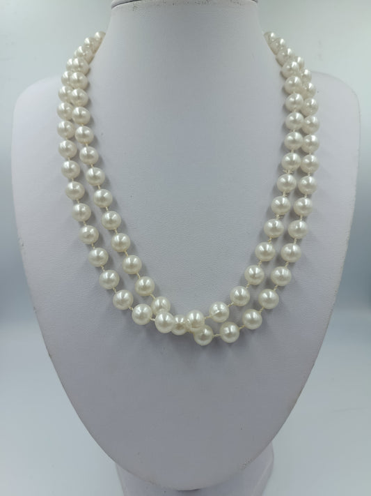 Zweireihige Perlenkette in klassischem Weiß
