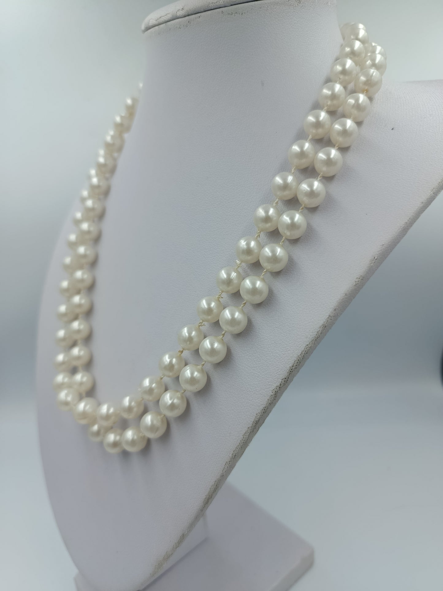 Zweireihige Perlenkette in klassischem Weiß