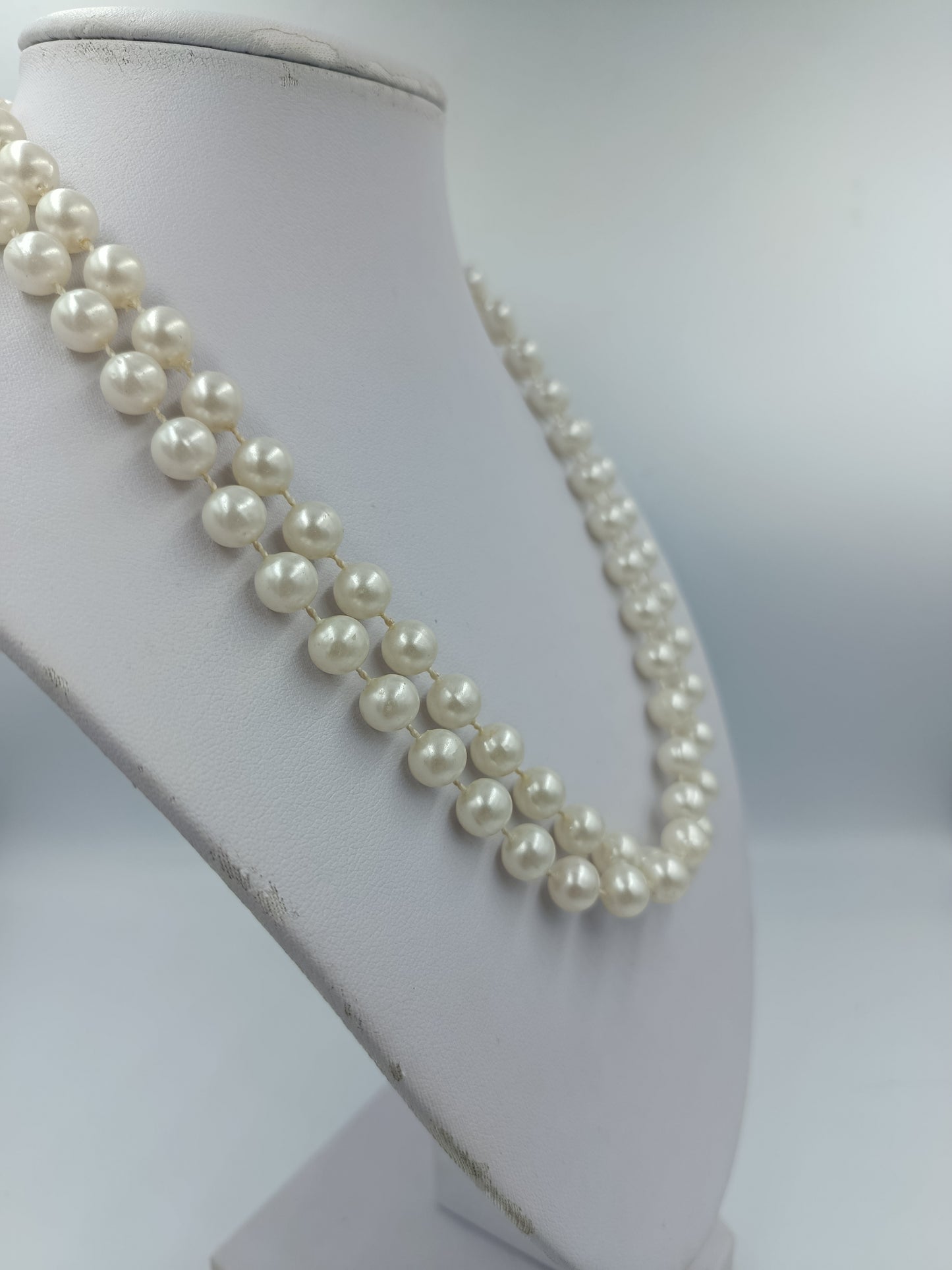 Zweireihige Perlenkette in klassischem Weiß