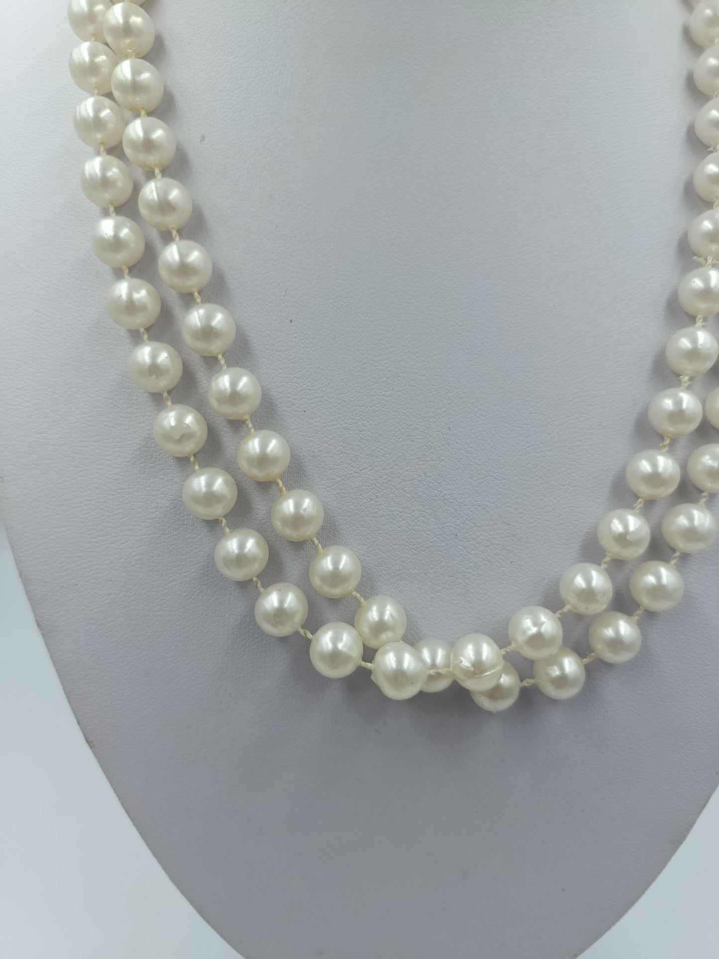 Zweireihige Perlenkette in klassischem Weiß