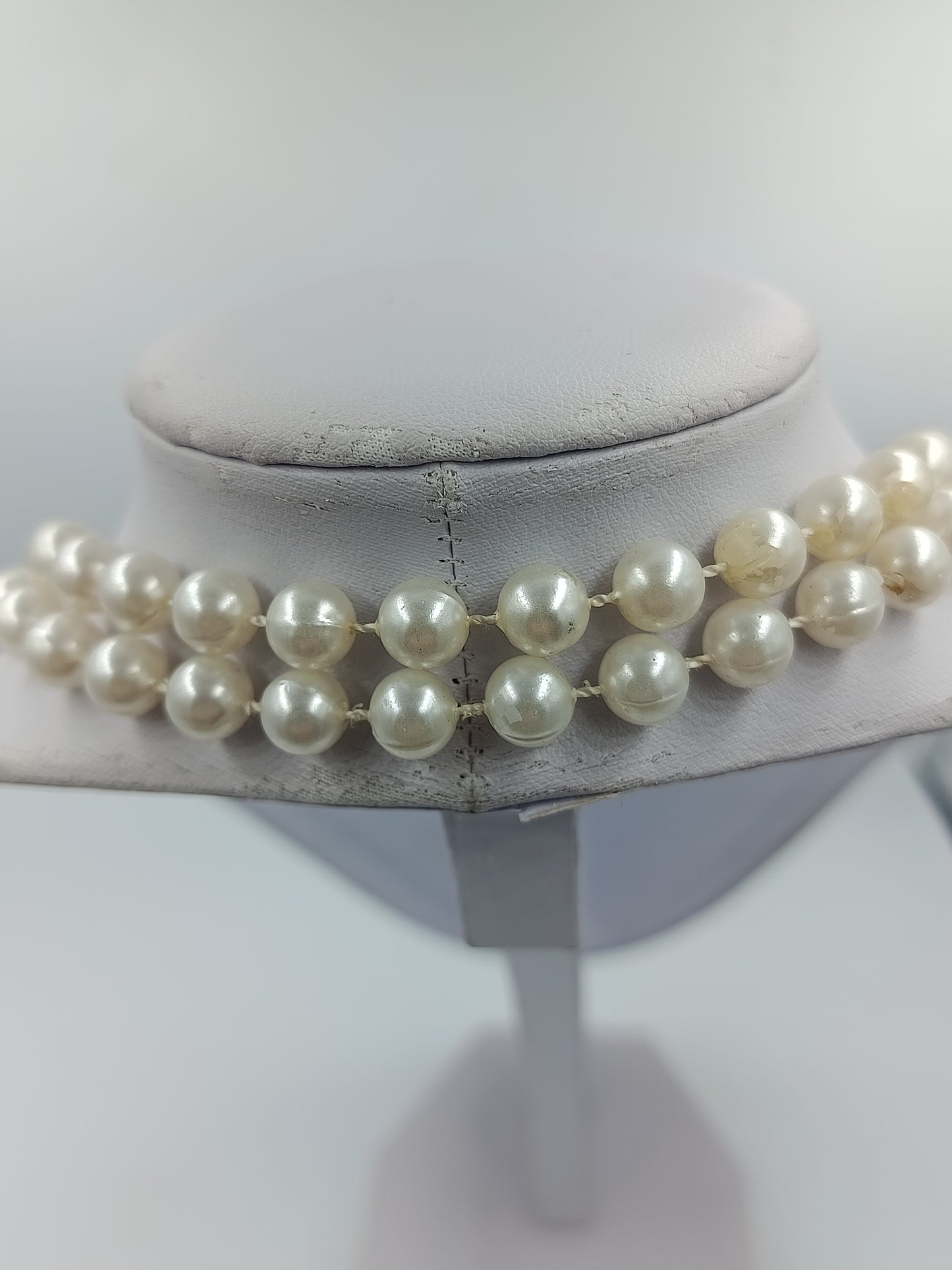 Zweireihige Perlenkette in klassischem Weiß