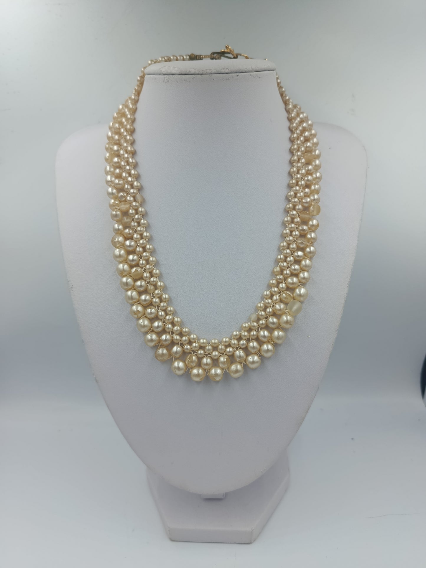 Dreireihige Perlenkette in Cremefarben mit Goldverschluss