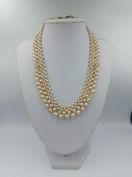 Dreireihige Perlenkette in Cremefarben mit Goldverschluss