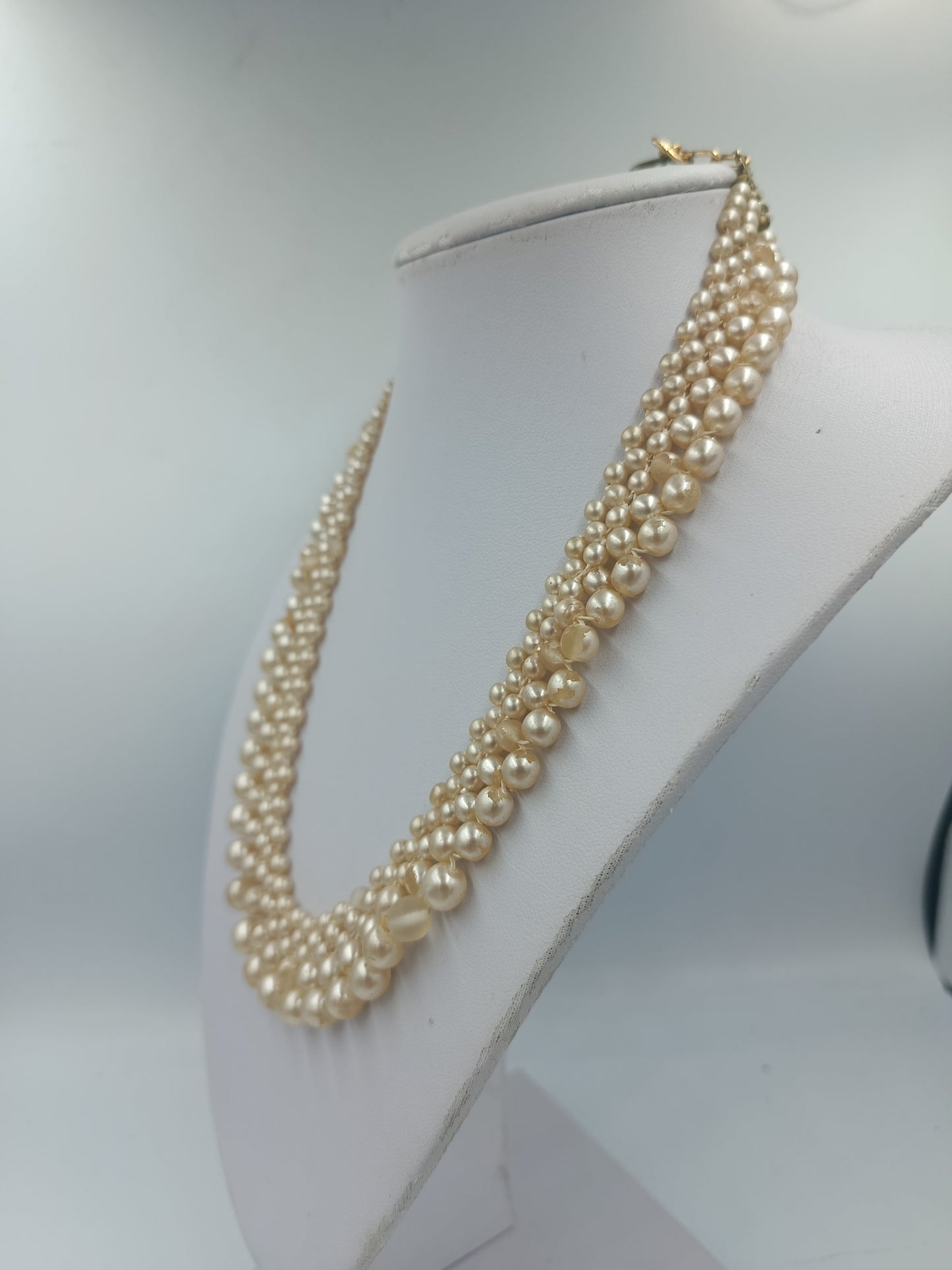 Dreireihige Perlenkette in Cremefarben mit Goldverschluss