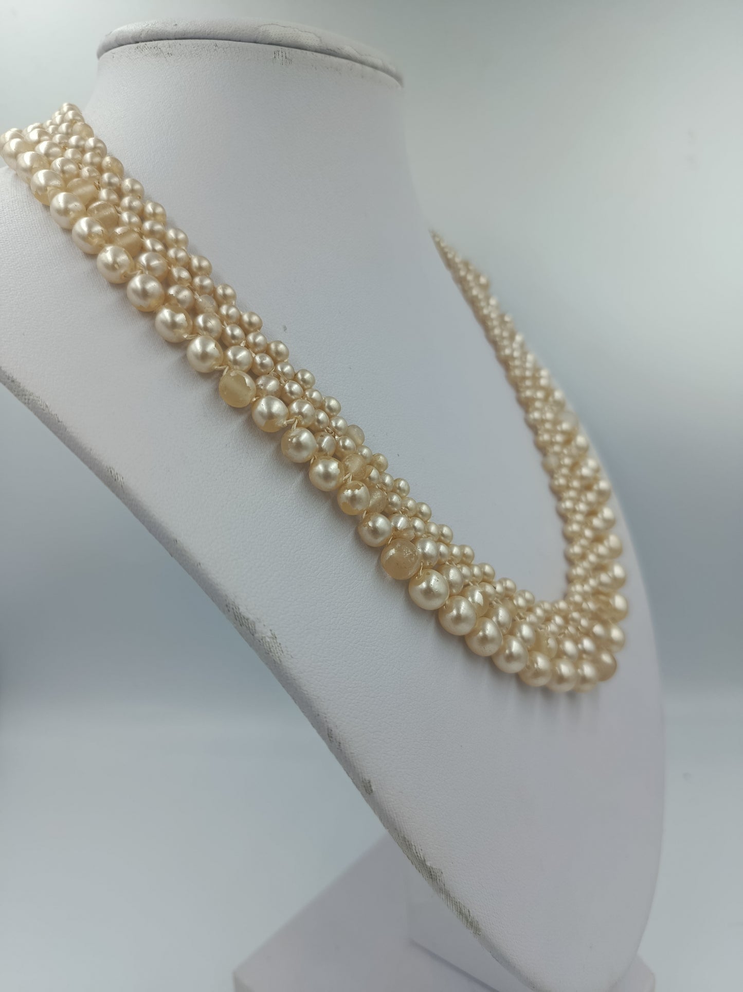 Dreireihige Perlenkette in Cremefarben mit Goldverschluss
