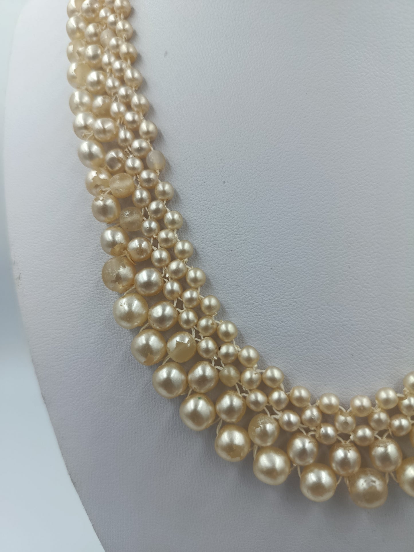 Dreireihige Perlenkette in Cremefarben mit Goldverschluss