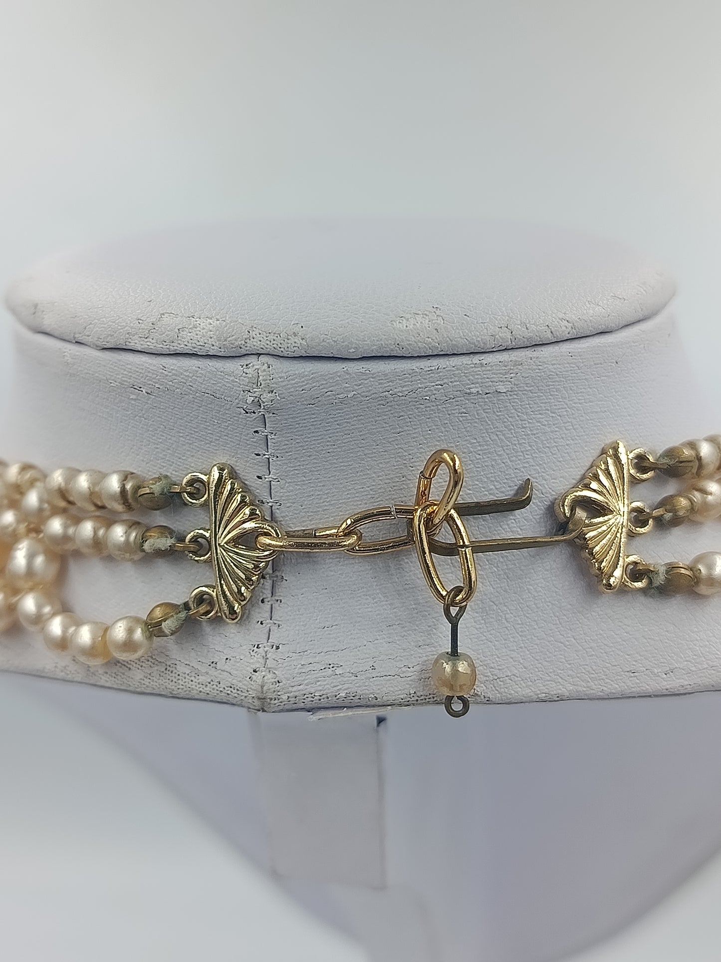 Dreireihige Perlenkette in Cremefarben mit Goldverschluss