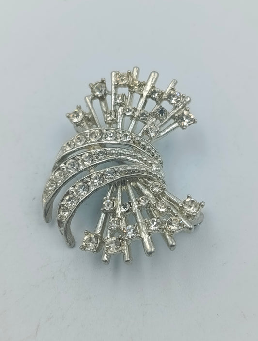 Silberfarbene Brosche mit klaren Strasssteinen