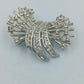 Silberfarbene Brosche mit klaren Strasssteinen