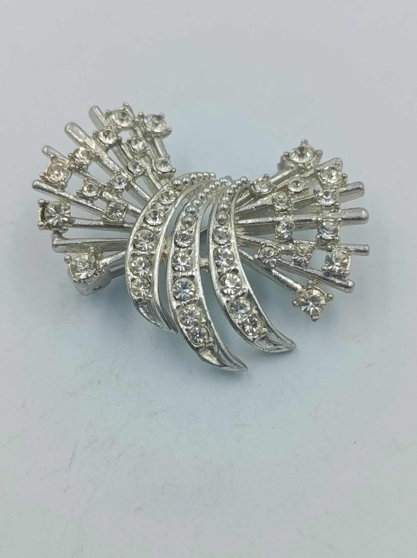 Silberfarbene Brosche mit klaren Strasssteinen
