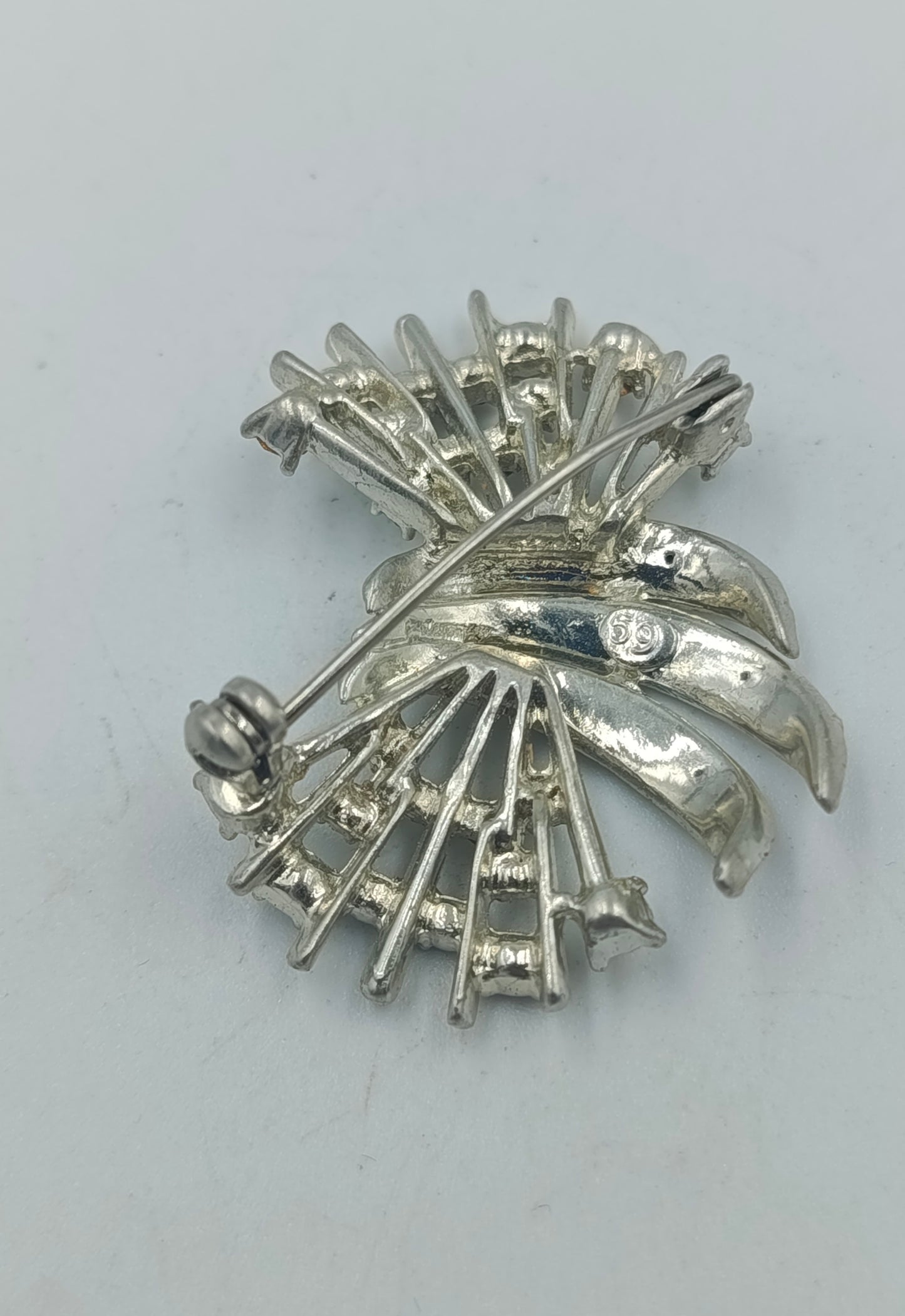 Silberfarbene Brosche mit klaren Strasssteinen