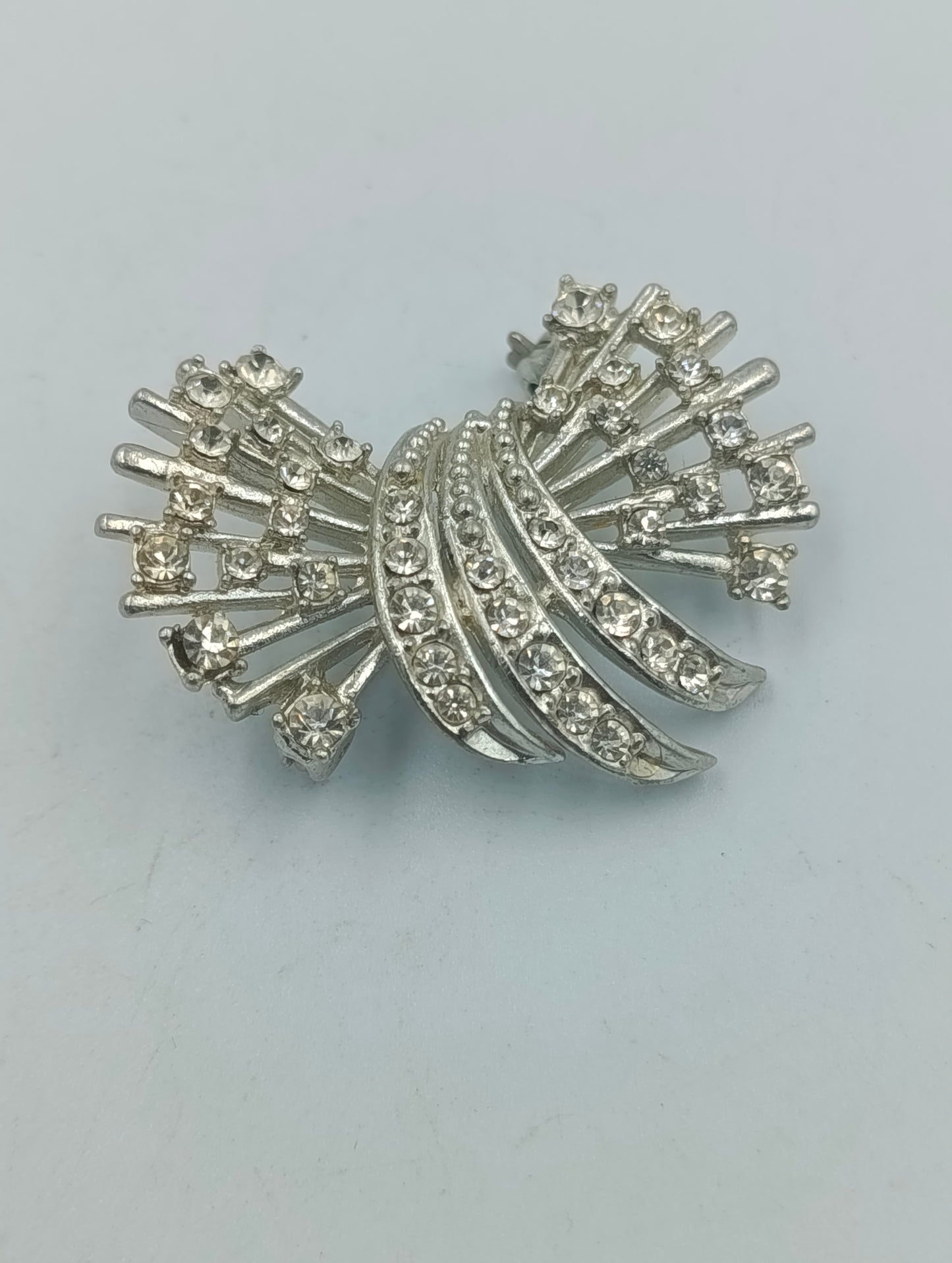 Silberfarbene Brosche mit klaren Strasssteinen