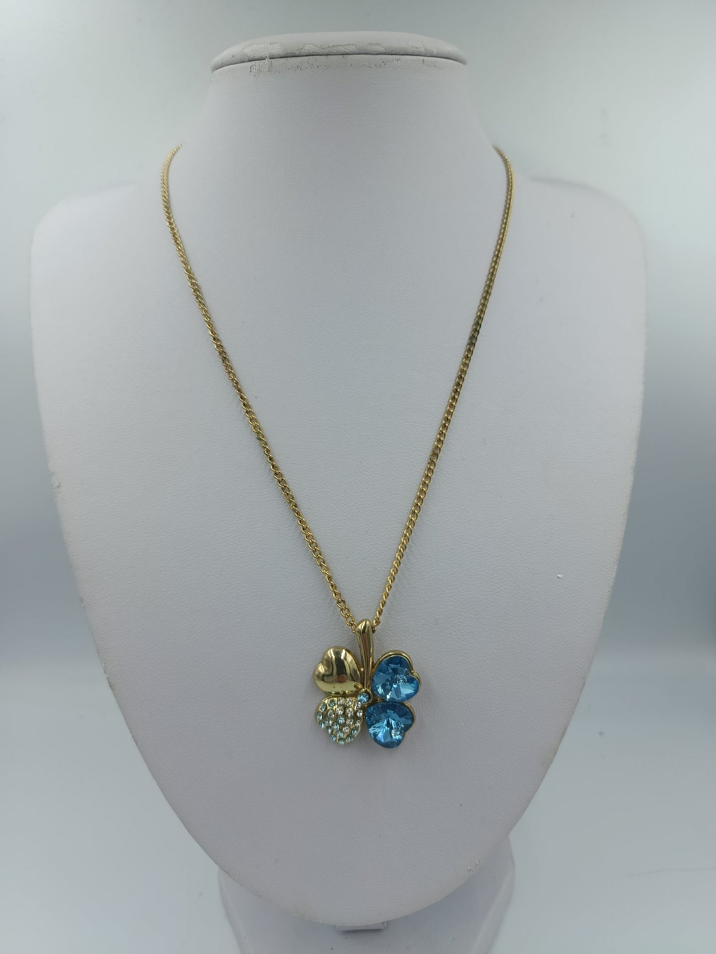 Goldfarbene Kette mit Kleeblattanhänger und blauen Steinen