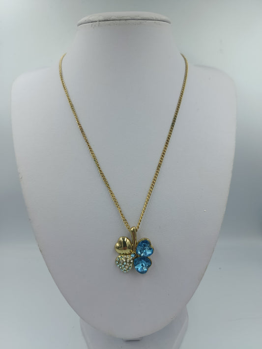 Goldfarbene Kette mit Kleeblattanhänger und blauen Steinen