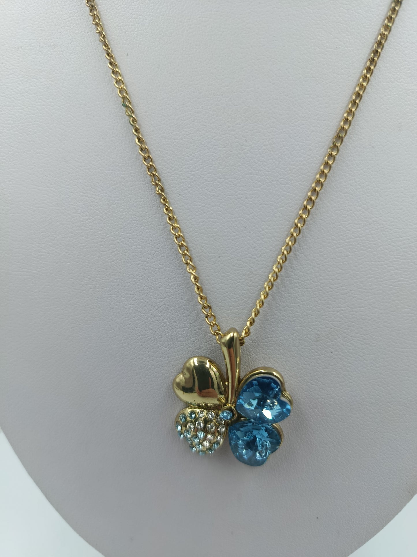 Goldfarbene Kette mit Kleeblattanhänger und blauen Steinen