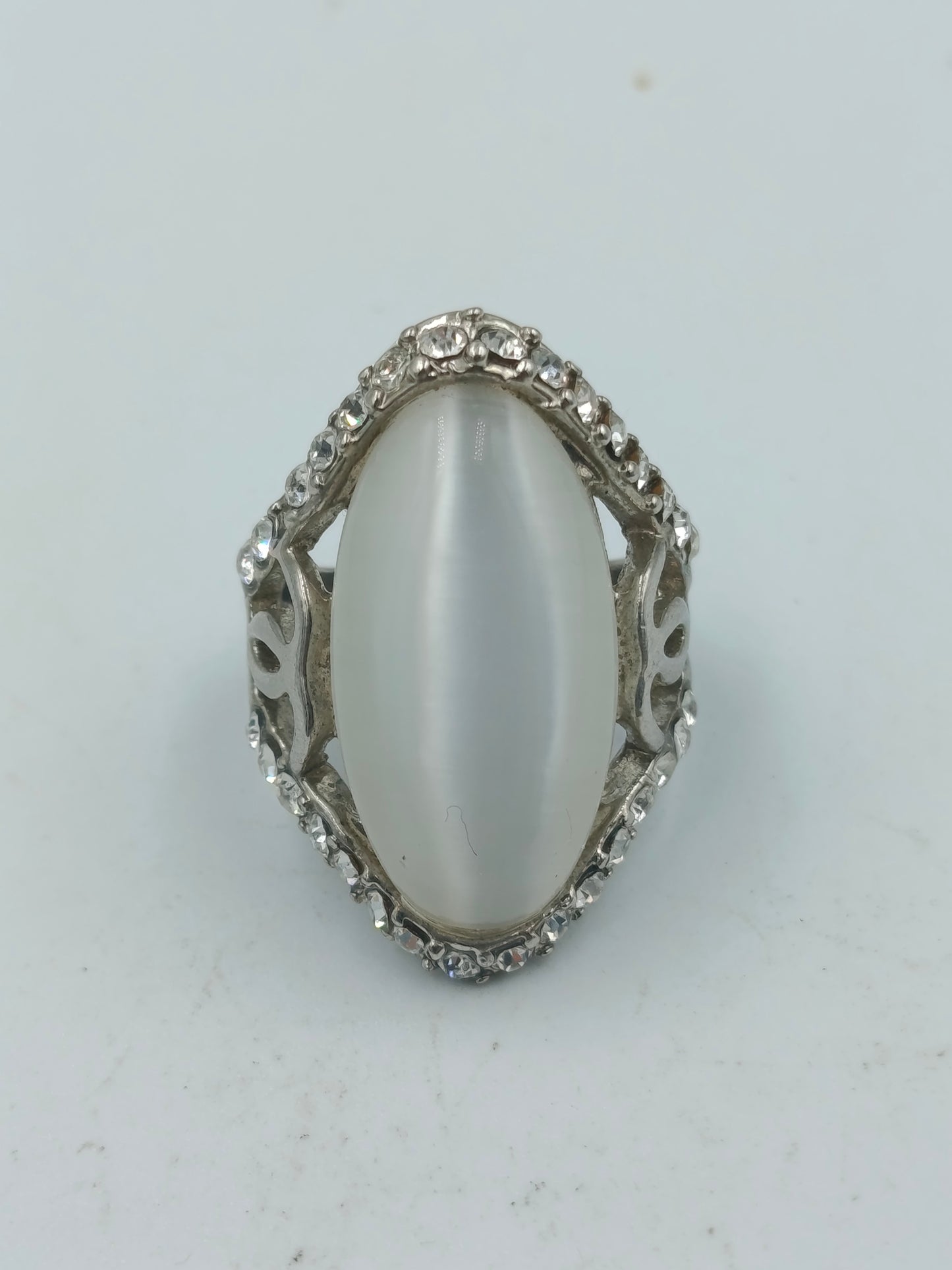 Silberfarbener Ring mit weißem Cats Eye Stein und Strass