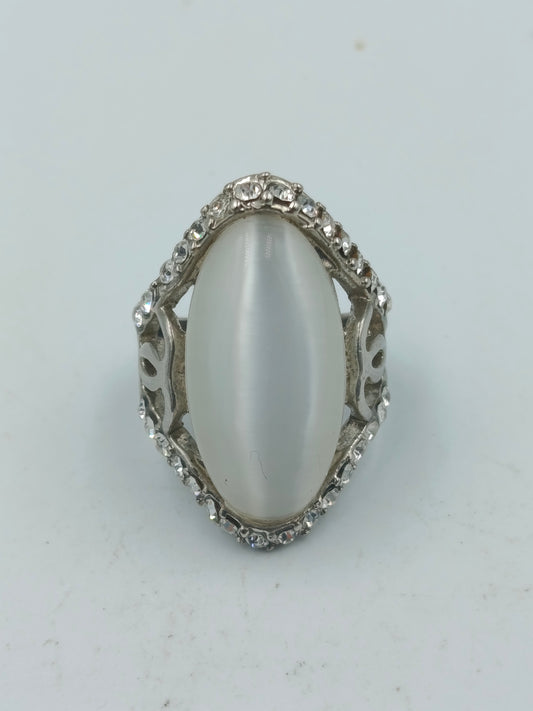 Silberfarbener Ring mit weißem Cats Eye Stein und Strass