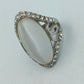 Silberfarbener Ring mit weißem Cats Eye Stein und Strass