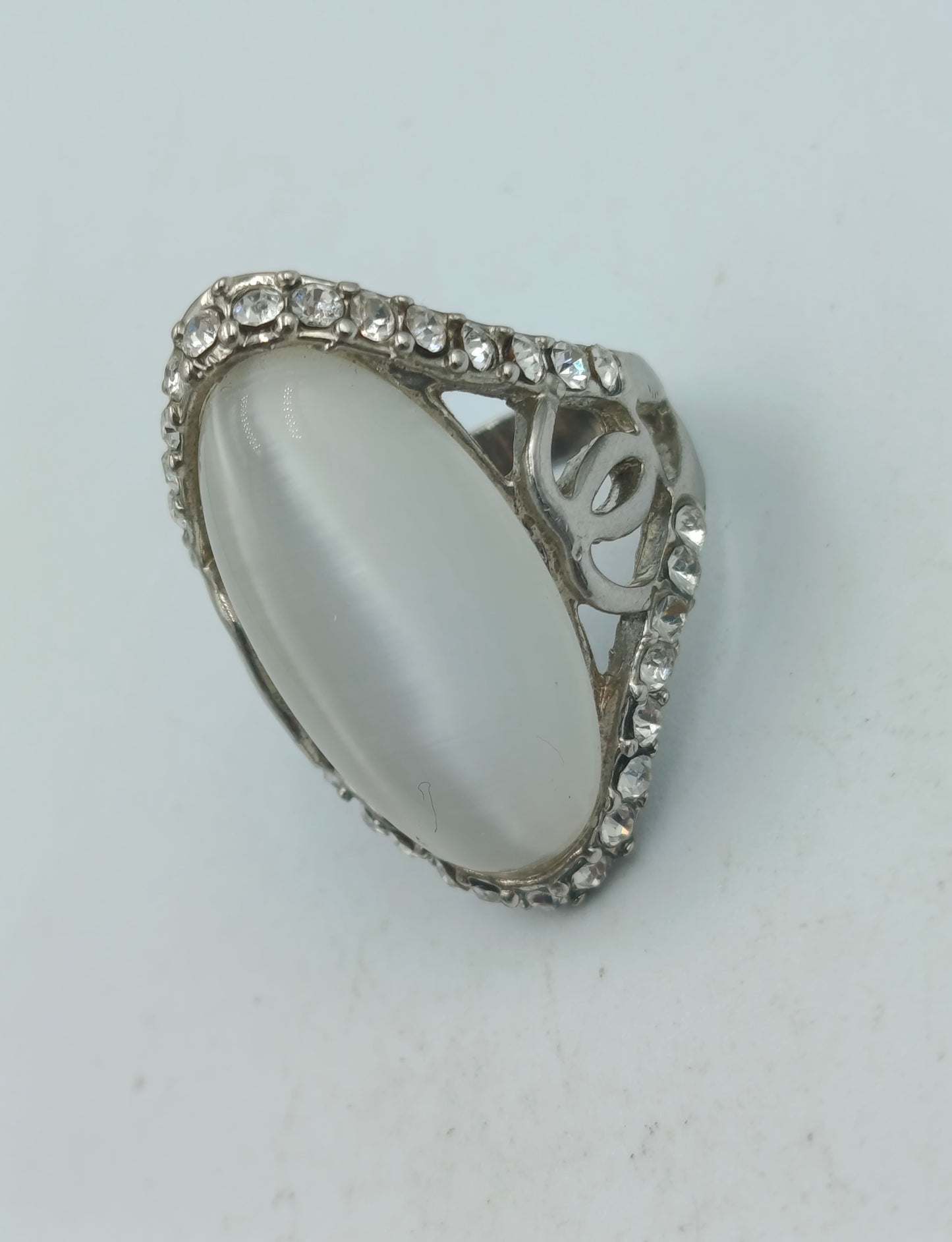 Silberfarbener Ring mit weißem Cats Eye Stein und Strass