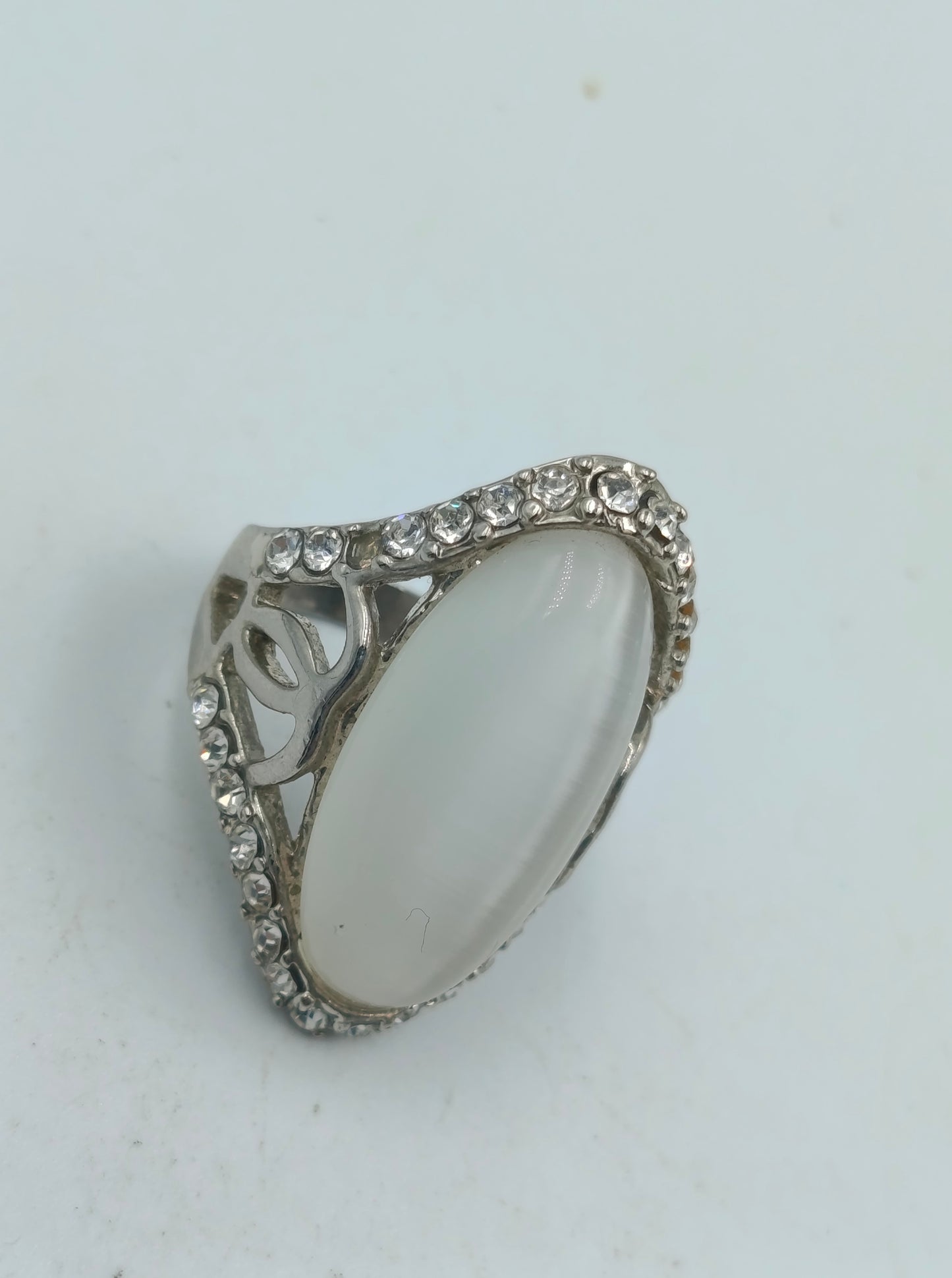 Silberfarbener Ring mit weißem Cats Eye Stein und Strass