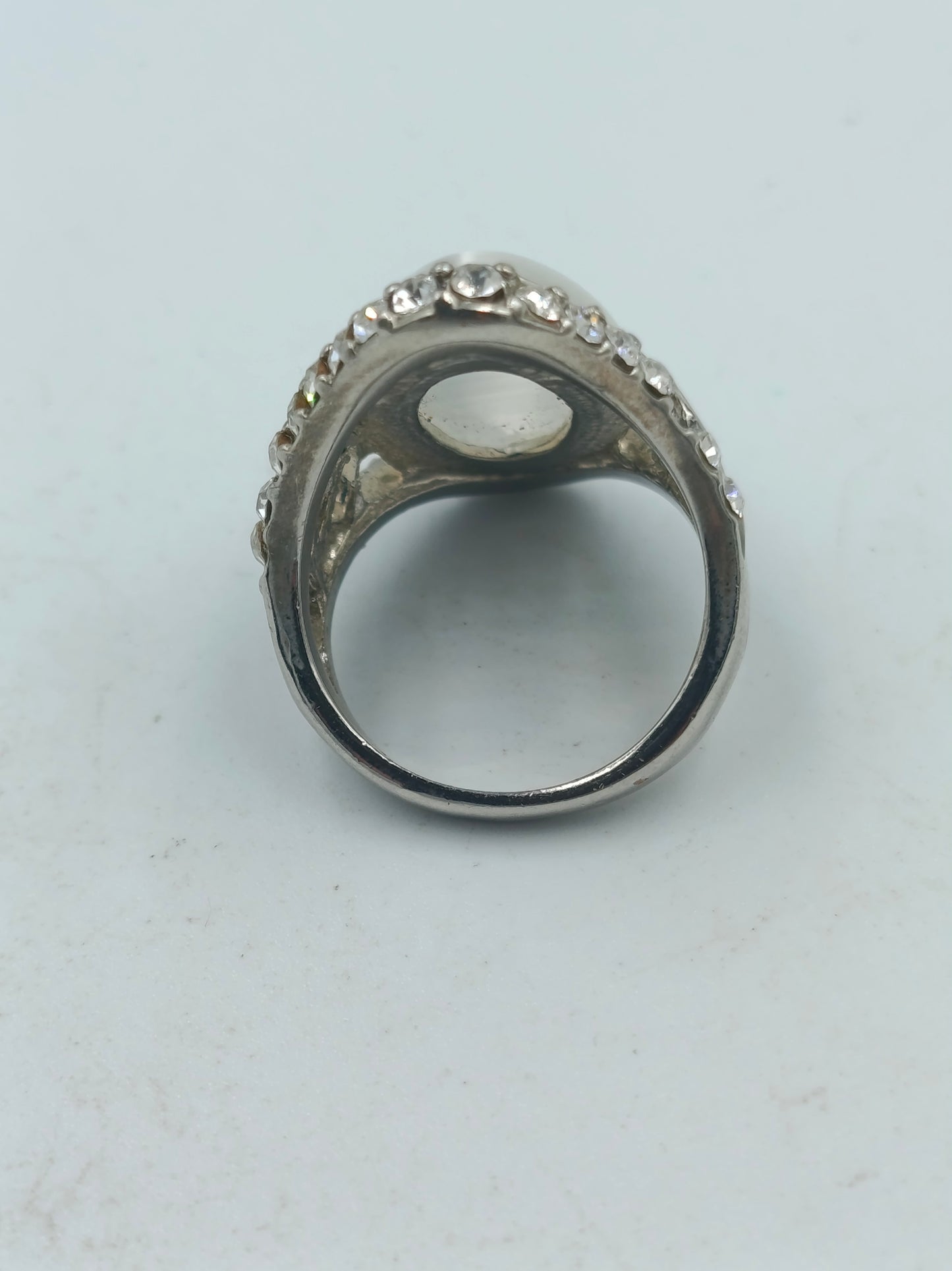 Silberfarbener Ring mit weißem Cats Eye Stein und Strass