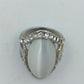 Silberfarbener Ring mit weißem Cats Eye Stein und Strass
