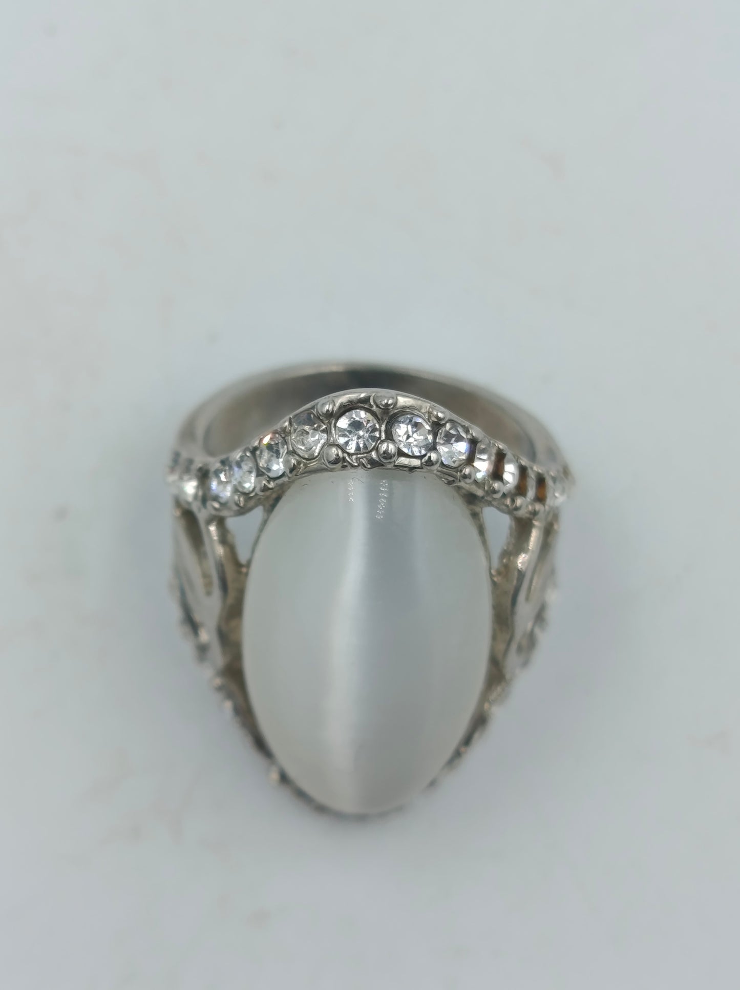 Silberfarbener Ring mit weißem Cats Eye Stein und Strass